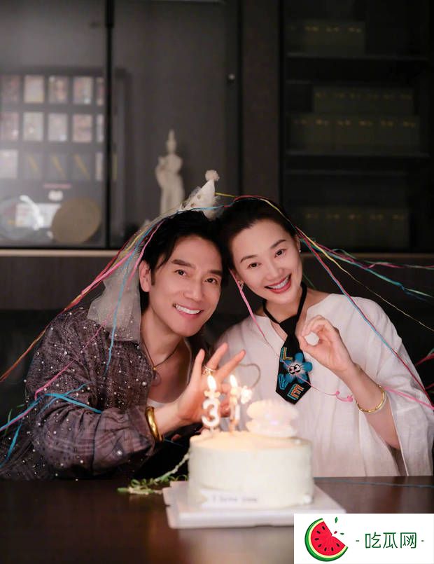 搜狐娱乐讯 近日，林依轮在社交平台上晒出夫妻俩庆祝结婚30周年拍摄的合照，并配文称：“两天里收到了很多好朋友及家人的祝福，感恩这么多的美好，祈愿大家都开开心心健健康康。”