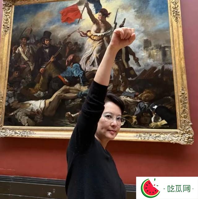 颜值回春惊艳全场，52岁袁立魅力不减，巴黎秀恩爱似少女