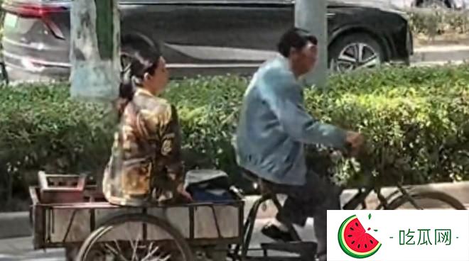 这一次，踩三轮载着秦海璐的张嘉益，给整个娱乐圈上了一课