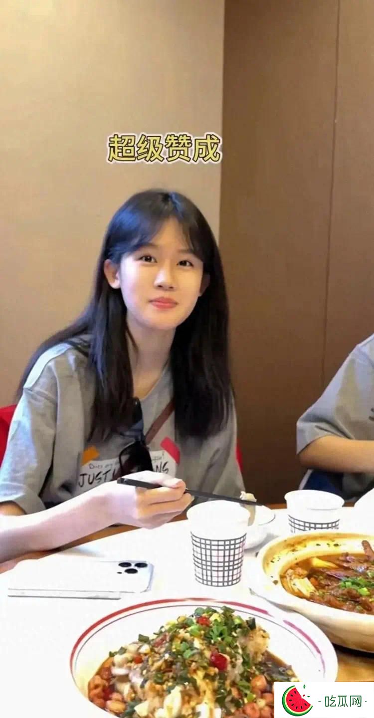 陆毅女儿长大啦，贝儿长得亭亭玉立，眉眼间透着灵动，嘴唇真好看