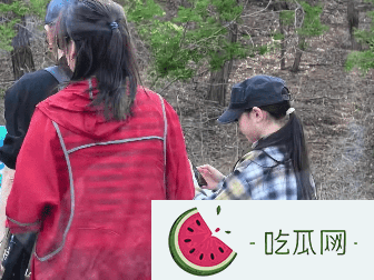 戚薇带孩子去泰国过六一，一家四口狂买玩具，Lucky黑长直好漂亮