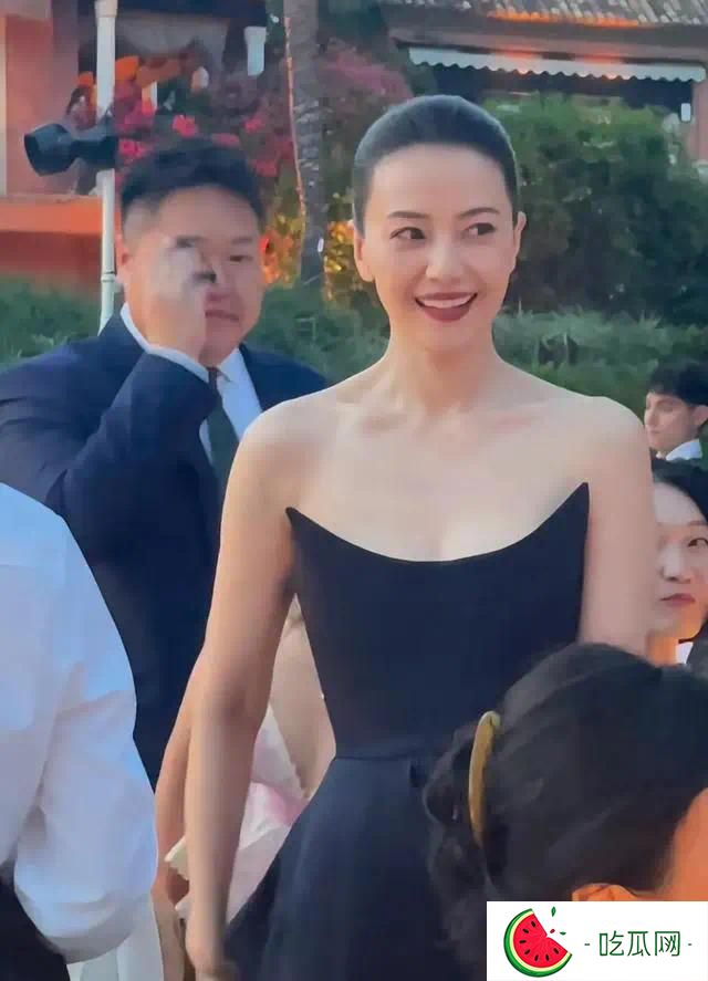 高圆圆在西班牙带女儿吃麻辣烫，女儿长相随爸爸，皮肤还有点黑