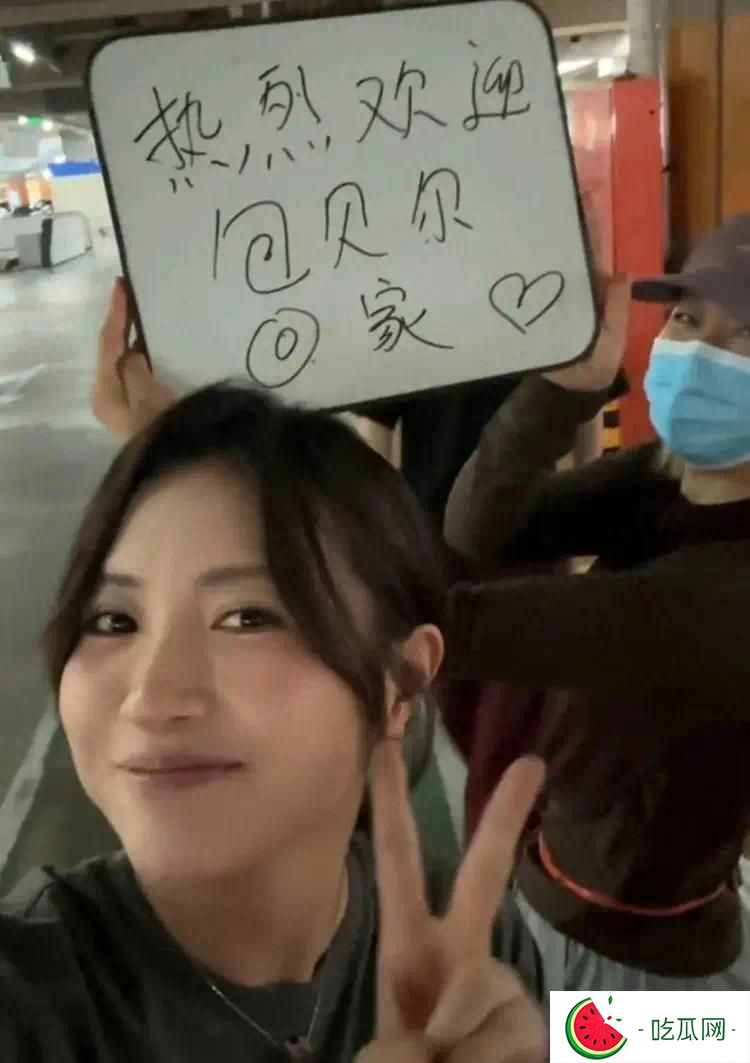 包文婧产后2个月出门接老公，包贝尔感动当众亲她，二胎后更腻歪