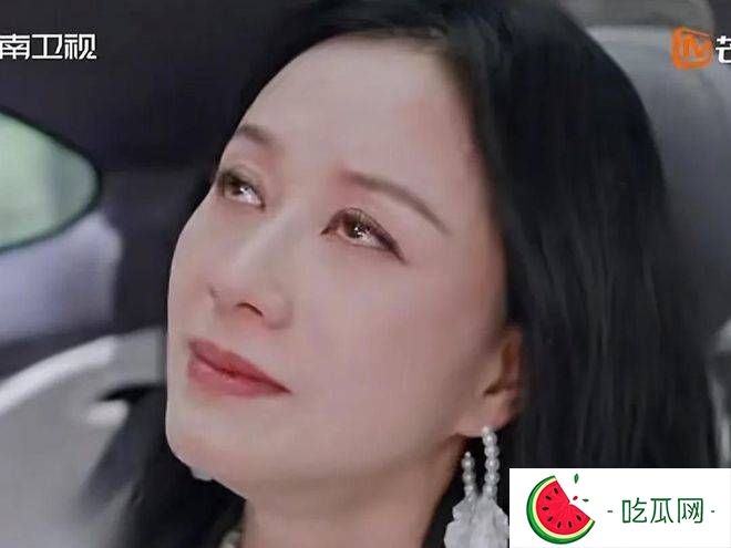 47岁倪虹洁痛哭失控，父亲冷漠无视，儿子直喊大名，人生中年不敢再婚