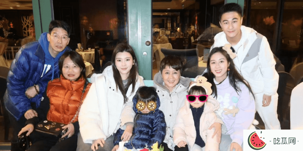 奚梦瑶陪儿女过六一！3岁女儿正脸曝光像妈妈，儿子撒娇拽爸爸手