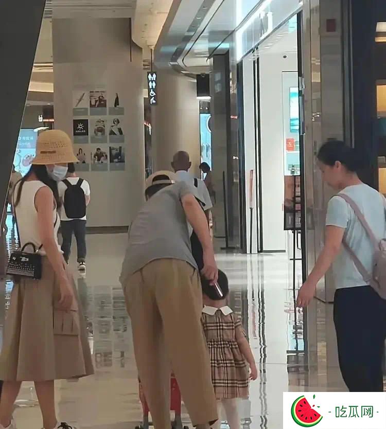 任重孙骁骁带娃逛街，一家三口亲子装，生活状态竟如此接地气