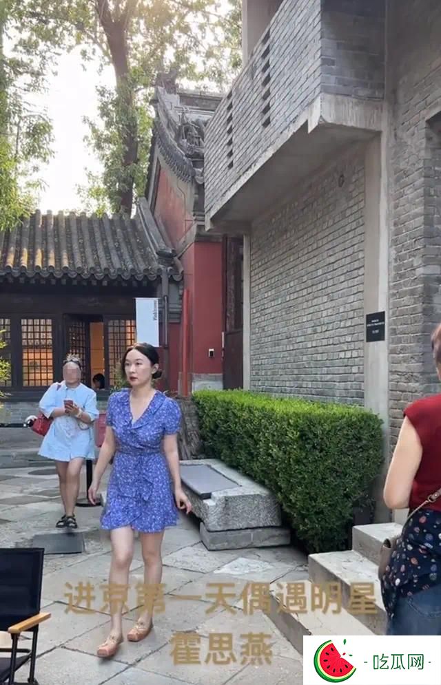 霍思燕被偶遇，看着并不胖也就110斤，发缝好大鼻子上多了颗痣