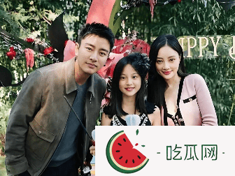 李小璐贾乃亮六一合体带娃，同色系穿搭像情侣装，甜馨变开心好多