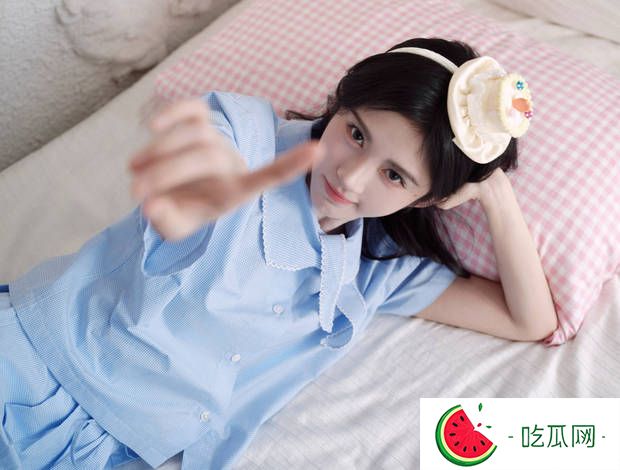 鞠婧祎蓝格裙扮蛋糕少女！甜妹感直接拉满