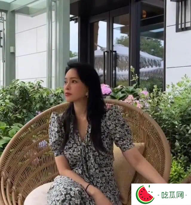 伊能静一家5口去灵隐寺，暗戳戳撒狗粮，9岁米粒给妈妈亲手做香牌
