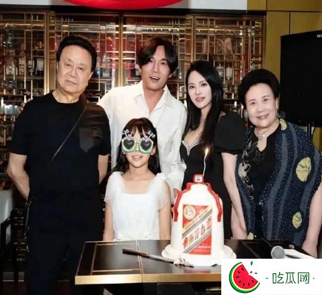 伊能静全家去灵隐寺祈福，秦昊罕见露面，住1万块一晚的豪华酒店