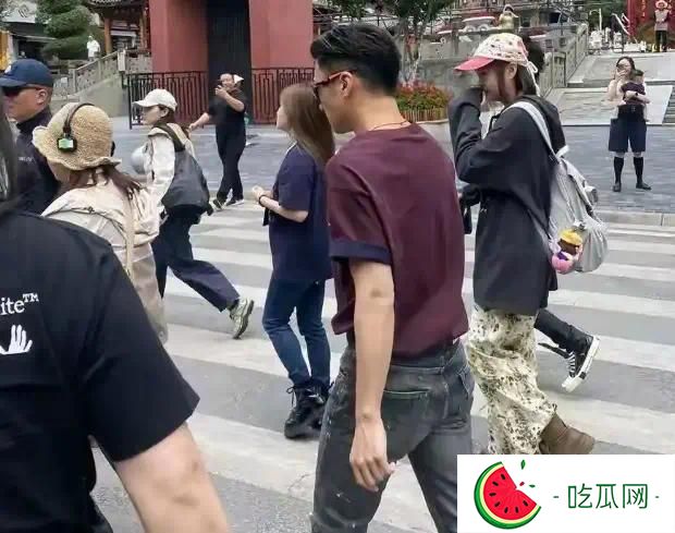 泸定桥偶遇谢霆锋和丁真！拍摄新节目，看不出谢霆锋比丁真大21岁