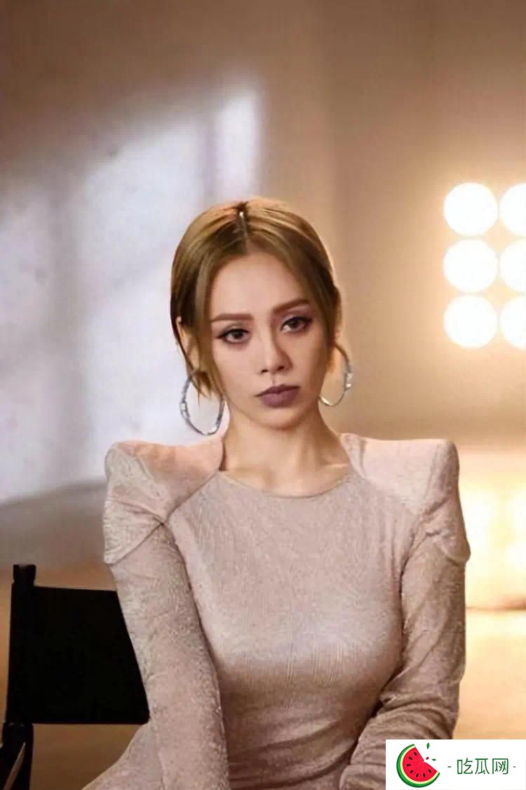 离婚两年，汪峰用求婚规格给宁静庆生，彻底撕碎章子怡最后的体面