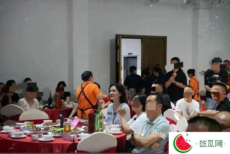 谢娜二舅生日宴曝光，摆了十几桌好热闹，谢娜和父母现身成焦点