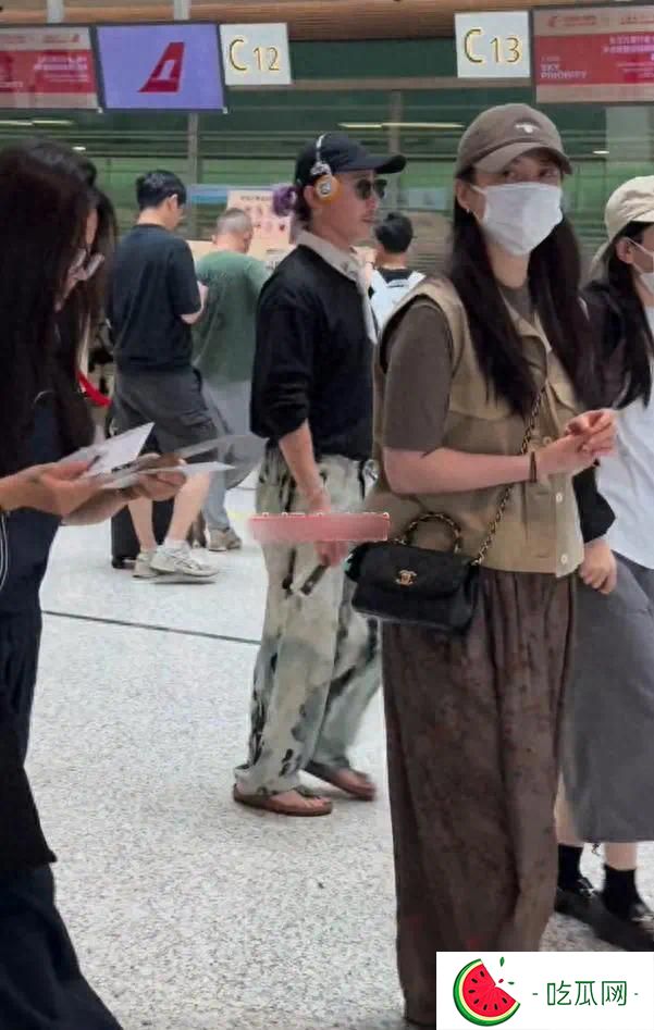 蒋勤勤现身机场，18岁大儿子罕露面，颜值变化大，比陈建斌帅多了