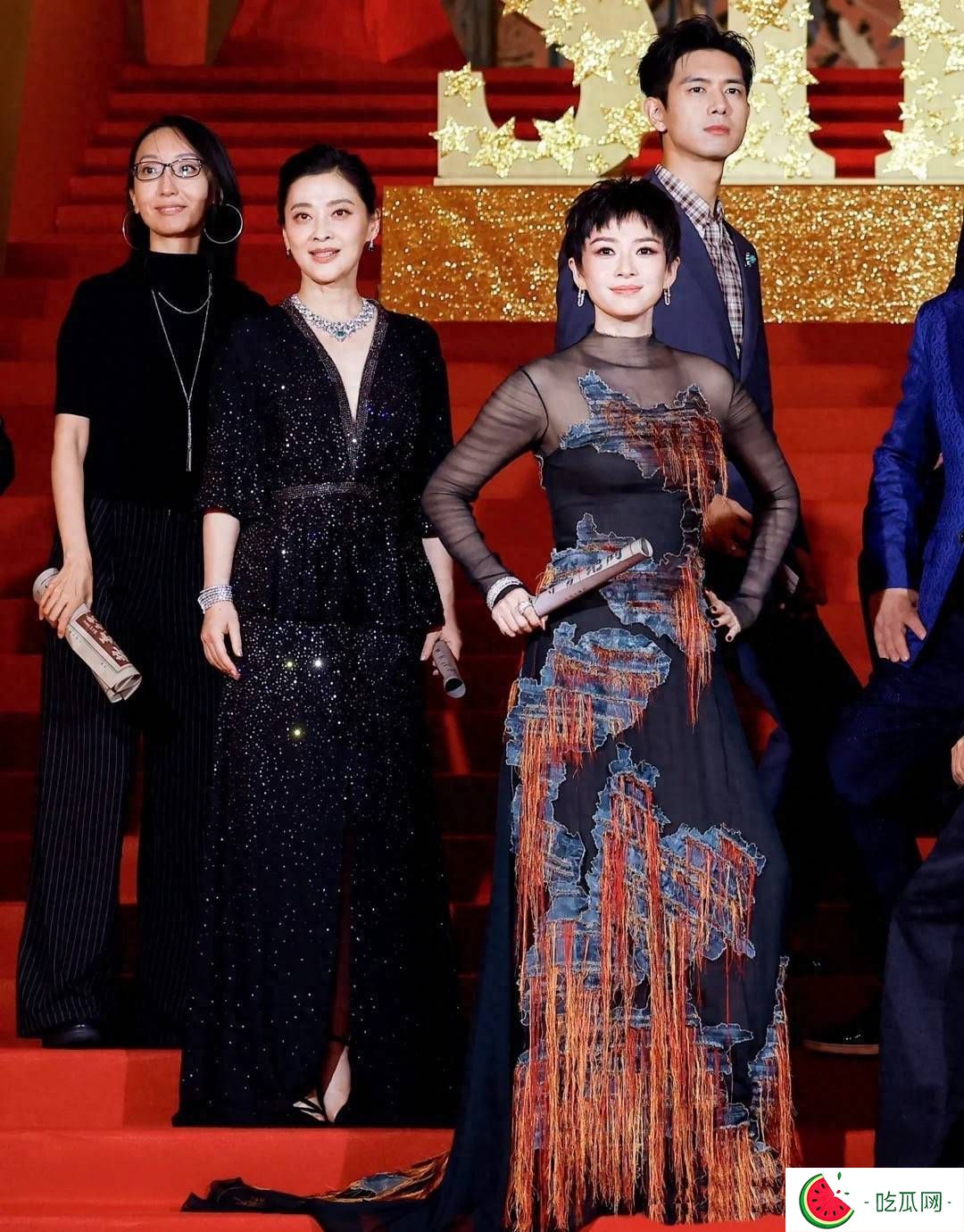 梅婷回京老公曾剑现身接机，黑衣装扮“老人味”明显，牵手像父女