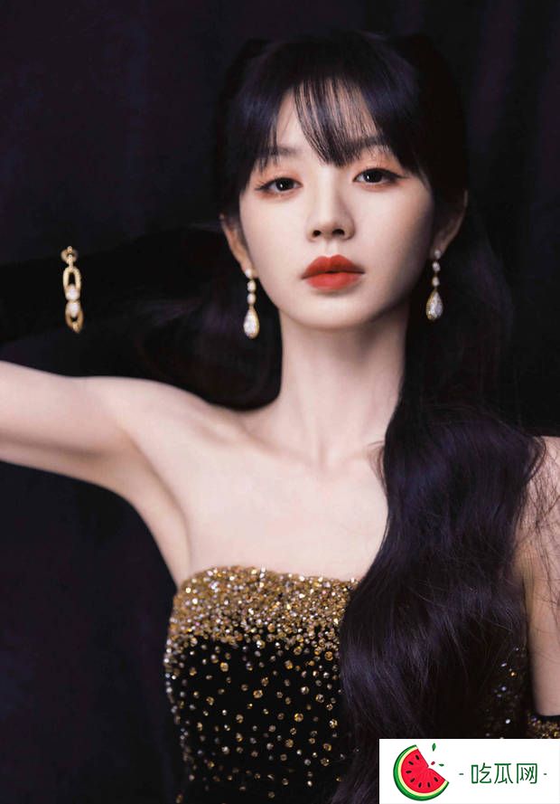 田曦薇穿碎钻裙优雅满分！黑白相片秒变复古美人