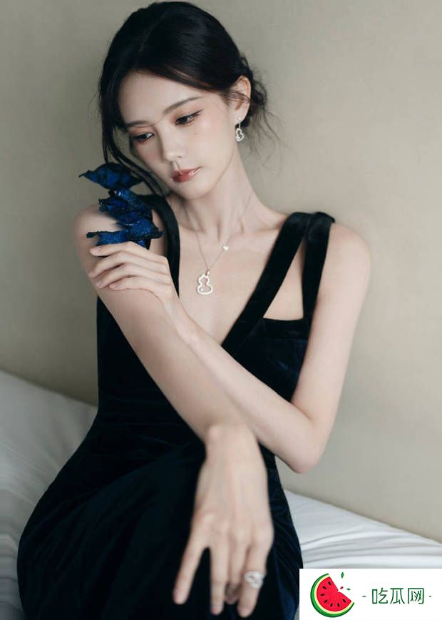 李一桐深V礼服+全包眼线！骨感身材A爆全场