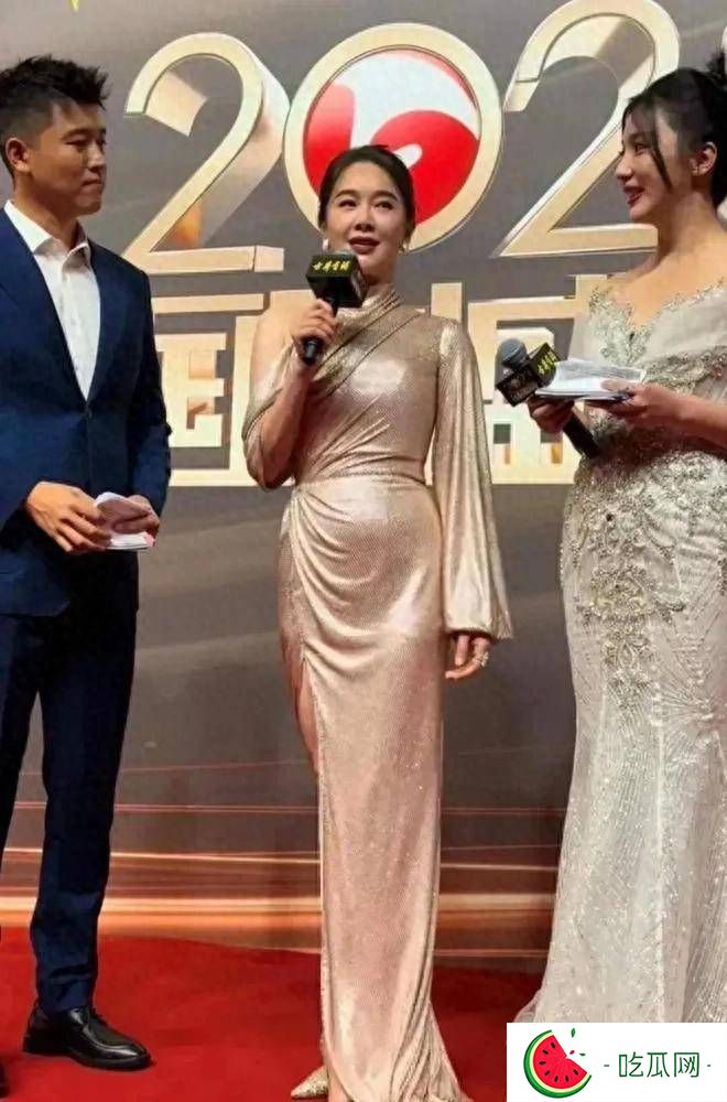 48岁左小青走红毯，尴尬不尴尬？看完我直呼难堪，何必呢