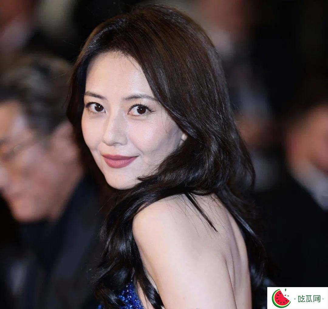 高圆圆戛纳红毯现身，外媒曝无修图，法令纹显现自然老去魅力