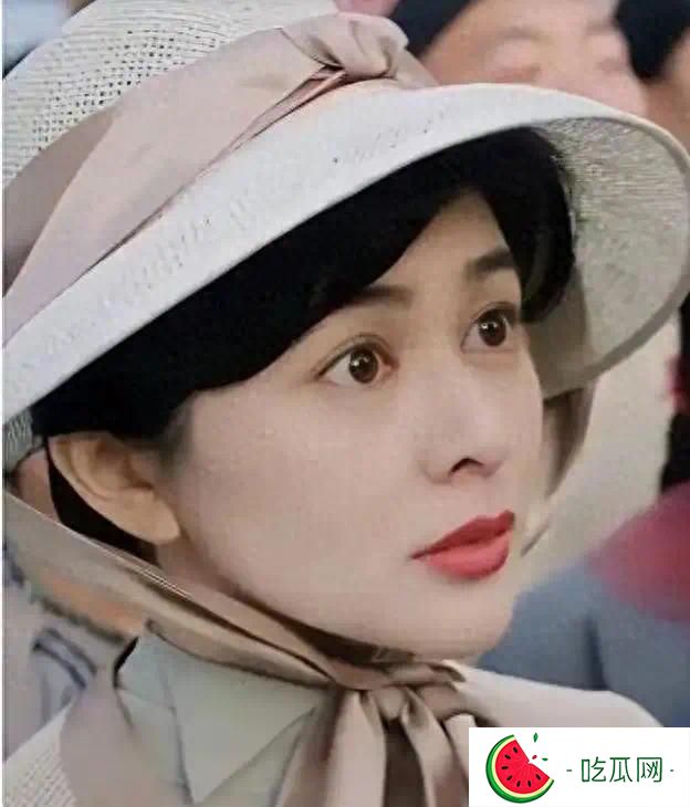 62岁关之琳近况：房子很大钱很多，以狗为伴，弟弟是她晚年的依靠