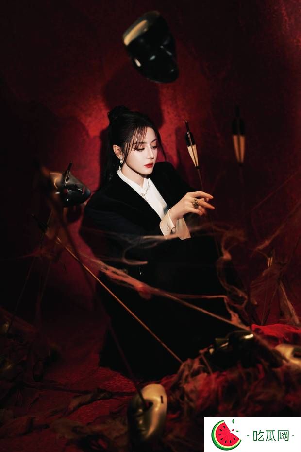 迪丽热巴歌剧风造型杀疯了！穿刺绣西装冷艳如女王