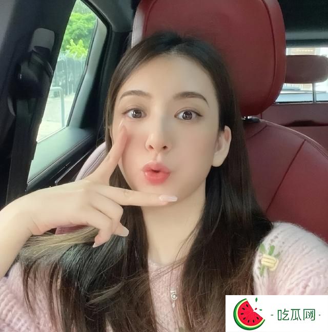 方媛带女儿逛超市被偶遇，怀三胎了仍穿厚底鞋！站姿显得有些豪放
