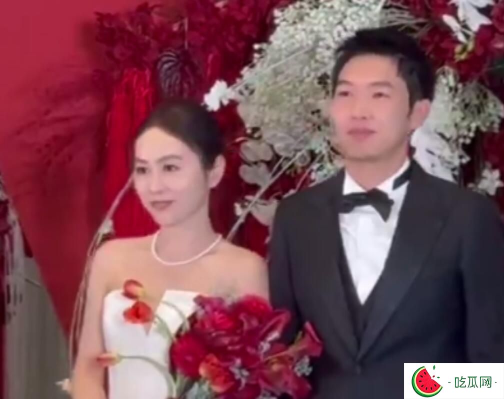 杨蒙恩刘培钰举行婚礼 脱口秀演员化身伴郎团