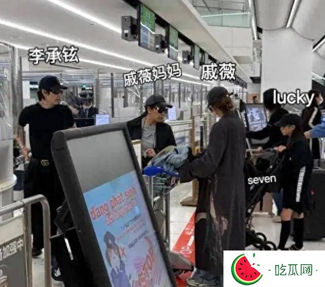 戚薇带儿女逛潮牌店，2岁儿子跟李承铉留同款发型，一家都好会穿