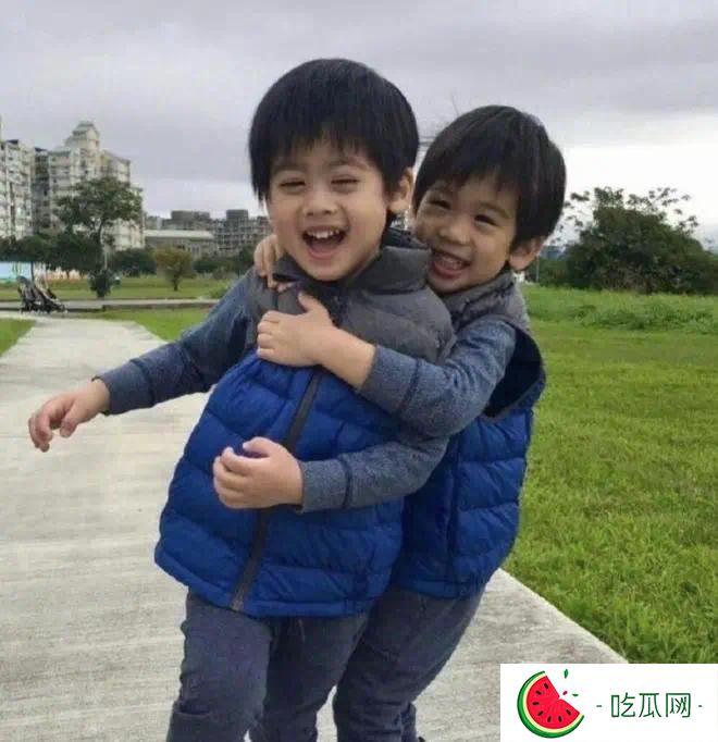 陈若仪一家5口出游！Kimi又高又壮像野人，林志颖脸色苍白仍虚弱
