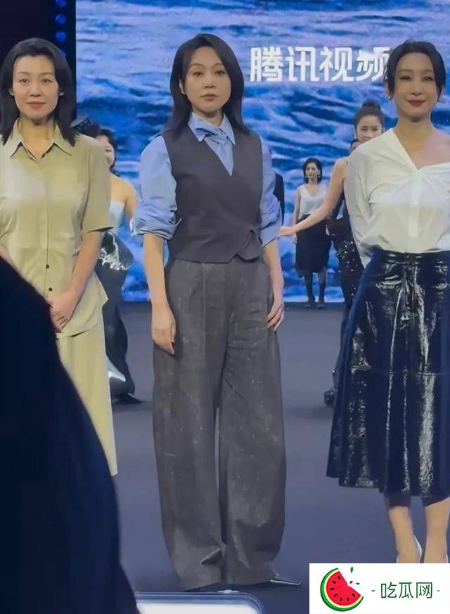女演员同框:闫妮“大姐”气场，左小青脸有些肿，颖儿太出挑了