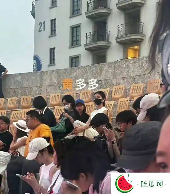 网友阿那亚偶遇孙莉母女看戏剧 黄多多露腰装尽显窈窕身姿