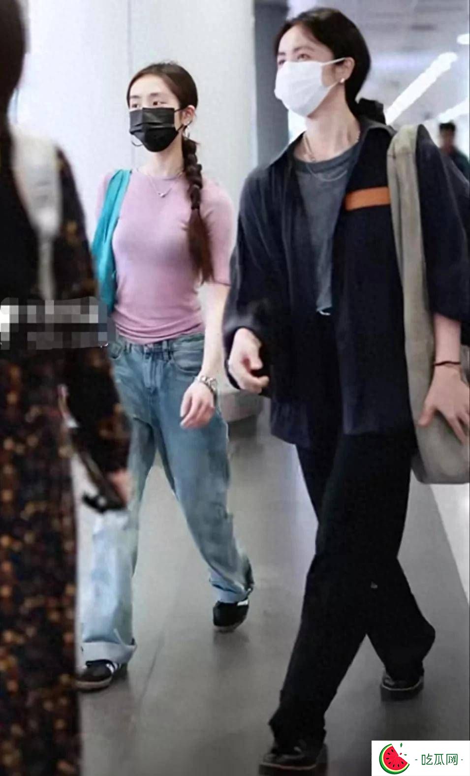 孙莉大女儿现身机场，19岁黄多多马尾辫，气质提升更显明星范