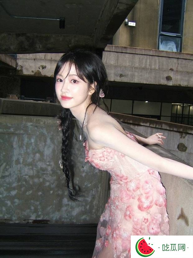 杨肸子晒夏日随拍 麻花辫造型青春感爆棚