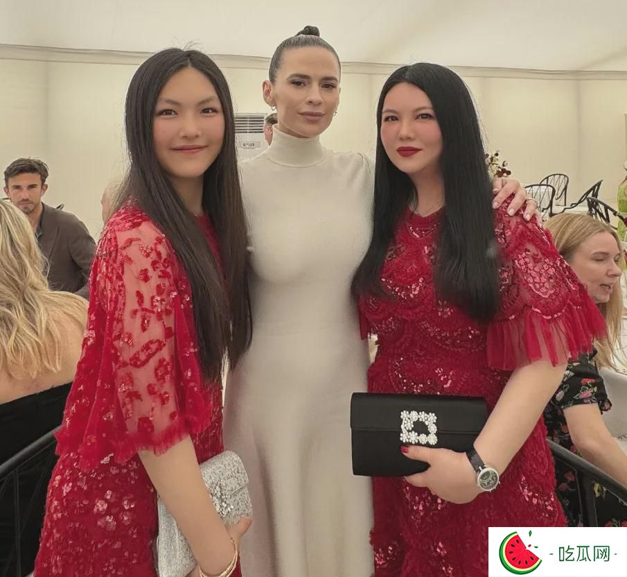 李湘又被吐槽崇洋媚外，观看英国马球赛到处合照，评论区控不住了