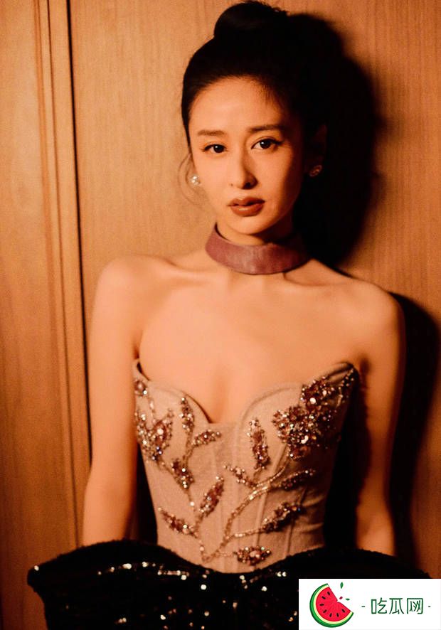 颖儿穿碎钻抹胸裙出镜 美背吸睛尽显豪门千金范