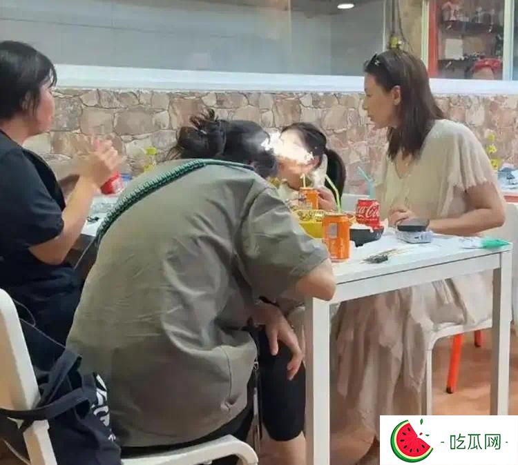 高圆圆母女国外吃麻辣烫！6岁女儿脸黑似赵又廷，美貌未遗传？