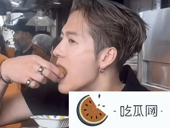 王嘉尔印度街边宣传三哥美食面部表情却很诚实