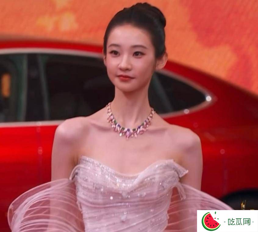 上影节闭幕式之夜，小花颜值飙升，中年明星“撑场面”！