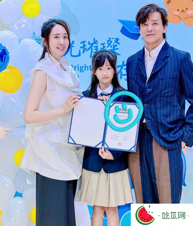 陈晓东西装革履现身女儿小学毕业典礼 状态年轻似哥哥