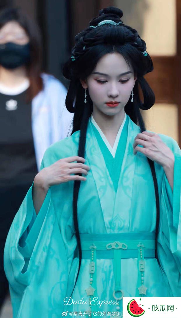 陈都灵蓝绿色古装造型美出圈！两缕秀发衬得温婉似画中人