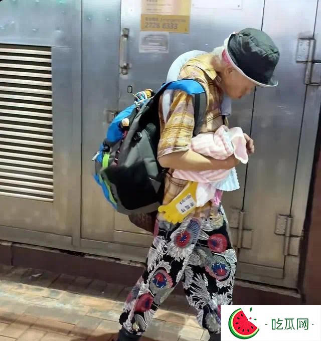 周润发姐姐被误认流浪汉！严重驼背走路艰难，拒绝求助弟弟！
