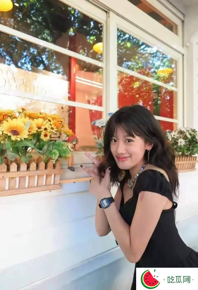贾静雯女儿晒出美照，梧桐妹摘掉鼻环把头发染黑，素颜神似后爸
