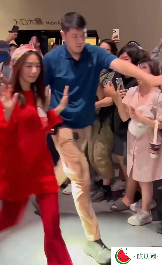 Selina和Ella去看Hebe演唱会，SHE变相再合体，Selina感动落泪