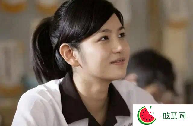 离婚后陈妍希彻底放飞自我，42岁还在演少女，和小20岁男主拍吻戏