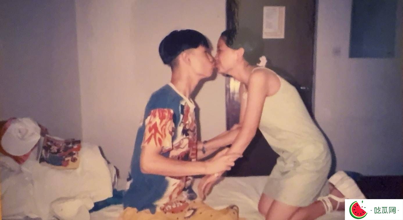 小沈阳晒与沈春阳亲吻照！发文纪念结婚21周年