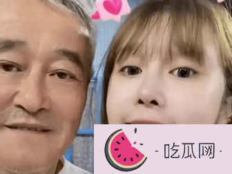 赵本山和徒弟过父亲节，头发胡子全白，女儿亲吻脸颊还唱英文歌