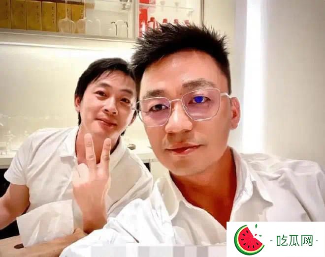 42岁王宝强为配女友整容走偶像路线？戴金框眼镜白衬衫撞脸汪小菲