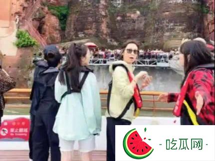 刘青云携太太同游乐山！郭蔼明被粉丝搂腰合照，毫无架子太接地气