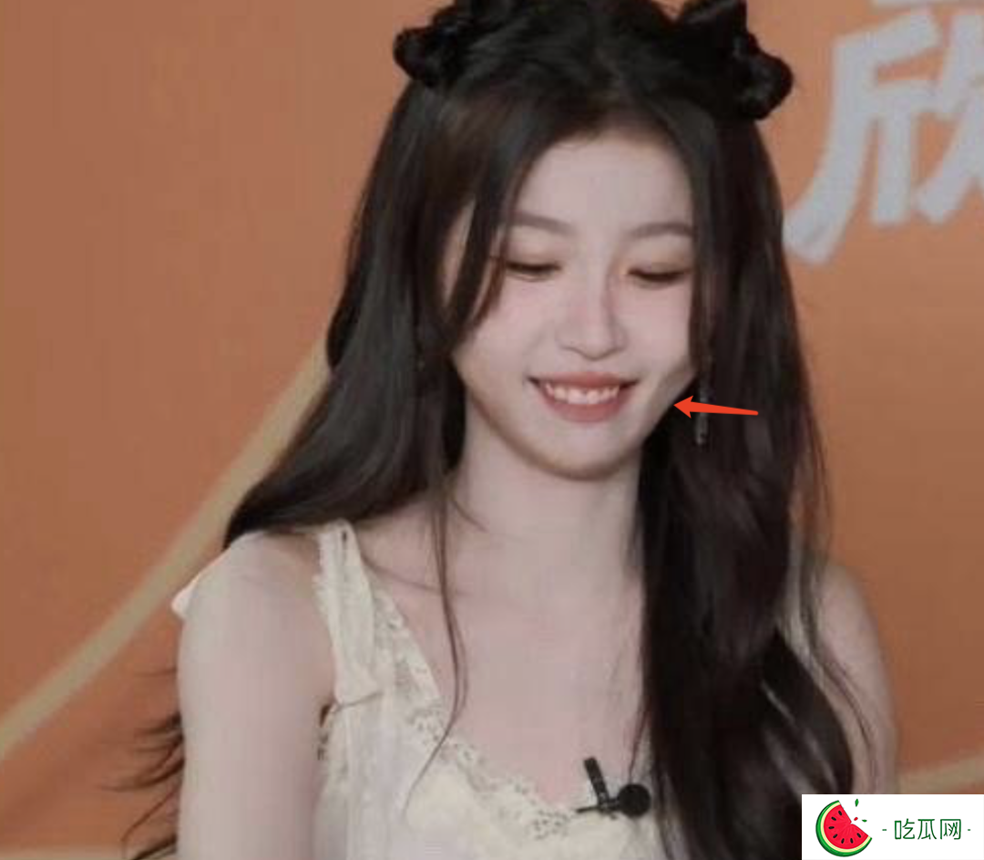 虞书欣的脸怎么了？直播时左脸出现凹陷，被网友质疑医美后遗症